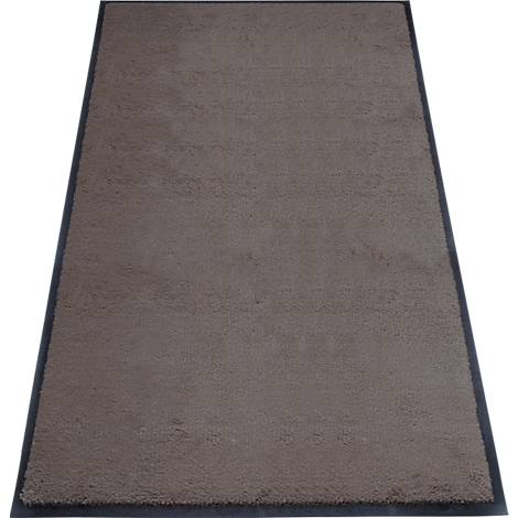 Tapis marron avec une bordure foncée. Surface confortable, rectangulaire.