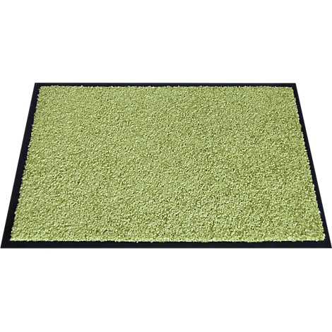 Un tapis vert avec une bordure noire. La surface est moelleuse.