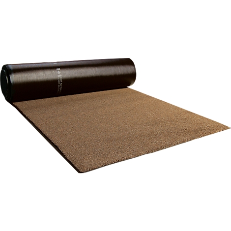 Un rouleau de moquette marron est en train d'être déroulé.