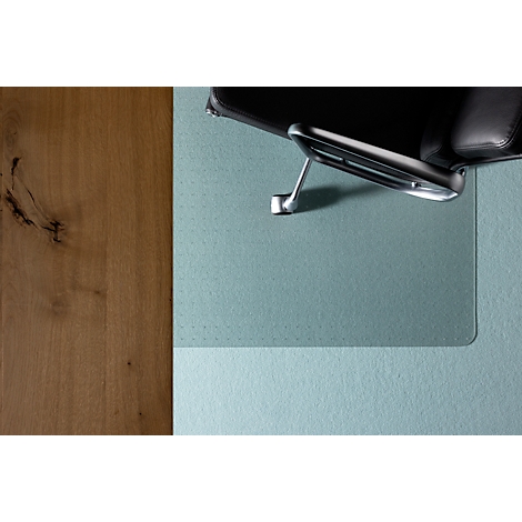 Vue aérienne de bois, d'un tapis de bureau transparent et d'une chaise. La chaise est sur le tapis.