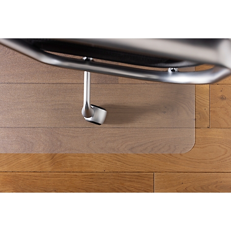 Roulette de chaise de bureau sur plancher en bois avec protecteur de sol transparent.