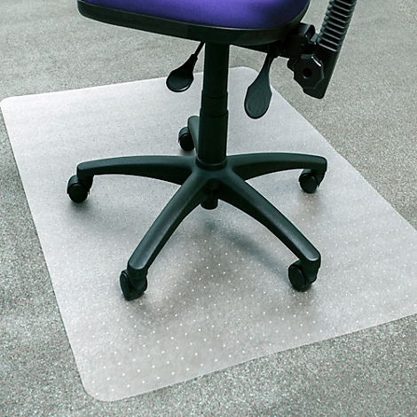 Chaise de bureau sur tapis de protection transparent. Cadre noir, assise violette. Le sol est gris.