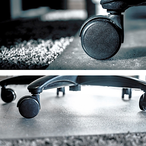 Gros plan des roulettes d'une chaise de bureau noire. La chaise est posée sur un sol gris. Un tapis est visible en arrière-plan.