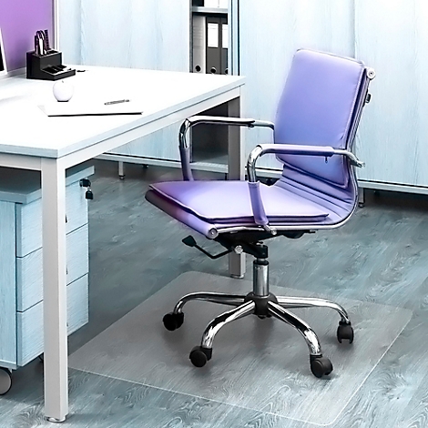 Chaise de bureau avec assise et dossier violets à un bureau. La chaise est posée sur un tapis de protection de sol transparent.
