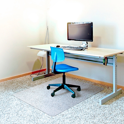Bureau avec bureau, chaise et protège-tapis. Un moniteur, un clavier et une souris sont sur le bureau. La chaise est bleue.