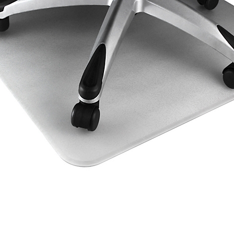 Gros plan d'une chaise de bureau sur un tapis de protection de sol transparent.