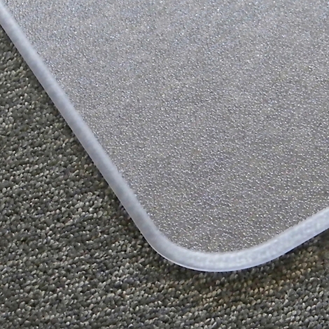 Gros plan d'un tapis de protection de sol transparent avec une bordure blanche, posé sur un tapis gris.