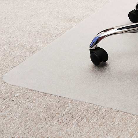 Tapis de chaise de bureau transparent sur tapis clair. Une roue de la chaise est visible sur le tapis.