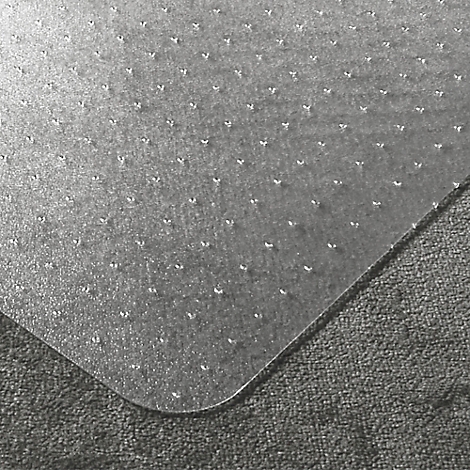 Tapis de protection de sol transparent sur un tapis gris, avec de petits crampons sur la face inférieure.