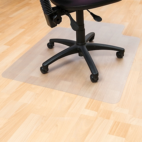 Tapis de protection de sol transparent sous une chaise de bureau sur un sol en bois clair.
