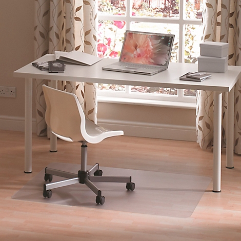 Un bureau avec un ordinateur portable, une chaise et des accessoires. Une fenêtre avec des rideaux en arrière-plan.