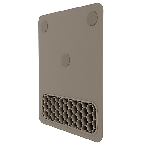 Une femme souriante est assise à un bureau et travaille sur un ordinateur. Elle porte un haut clair et a les cheveux bouclés.