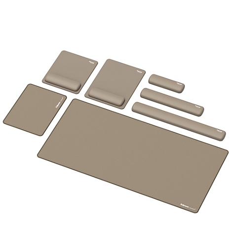 Tapis de souris beige avec repose-poignet. Le nom "Fellowes" apparaît sur le tapis.