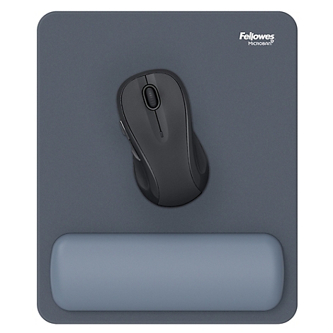 Ensemble de bureau gris avec repose-poignets et tapis de souris. Les articles sont posés sur un fond blanc.