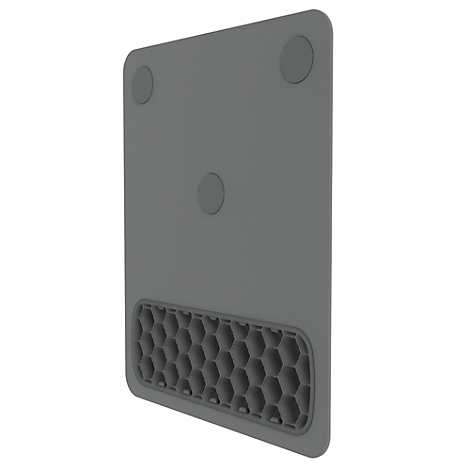 Un homme est assis à un bureau réglable en hauteur, regardant sur le côté. Il y a un moniteur, une plante et un tapis de souris sur le bureau.