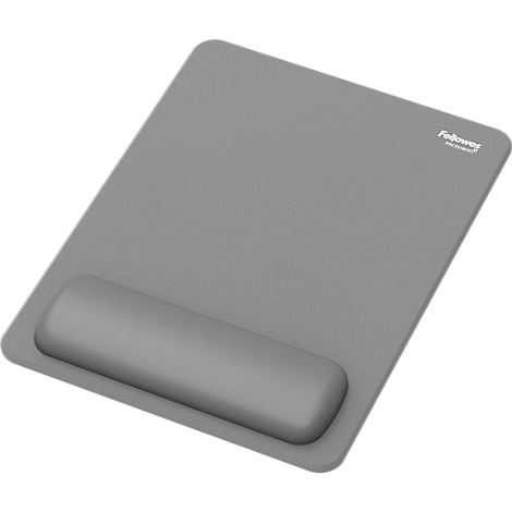 Gros plan d'une personne utilisant un clavier et une souris sur un bureau. Des repose-poignets sont sur le tapis de souris et devant le clavier.