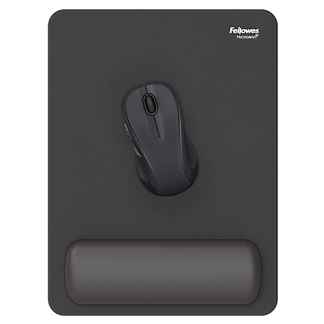 Personne travaillant à un bureau avec souris, clavier et repose-poignet. Le tapis de souris et le repose-poignet sont noirs.