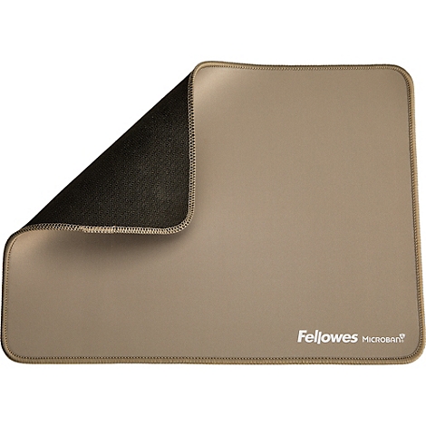 Housse d'ordinateur portable noire contenant un ordinateur portable et un tapis de souris.