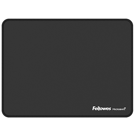 Souris noire sur tapis de souris rectangulaire noir avec logo. Un clavier et un support pour ordinateur portable sont sur le bureau.