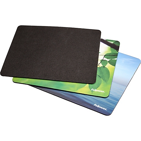 Trois tapis de souris empilés, le supérieur noir, les autres avec des motifs naturels et un logo.