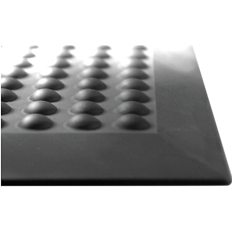 Tapis carré gris foncé avec des protubérances surélevées. Le détail montre un coin du tapis avec les élévations hémisphériques.