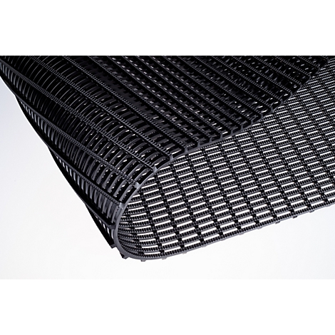 Tapis en caoutchouc noir flexible avec une texture de surface nervurée, légèrement courbé.
