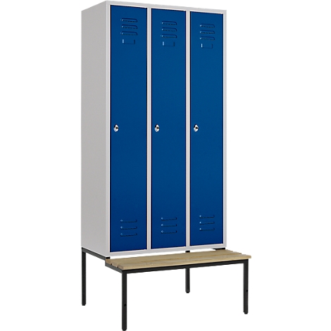 Un casillero con tres puertas azules. Debajo, un banco con madera clara y patas negras.