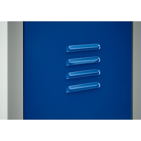 Primer plano de una puerta de taquilla azul con cuatro ranuras de ventilación horizontales. Marco gris a la izquierda y a la derecha.