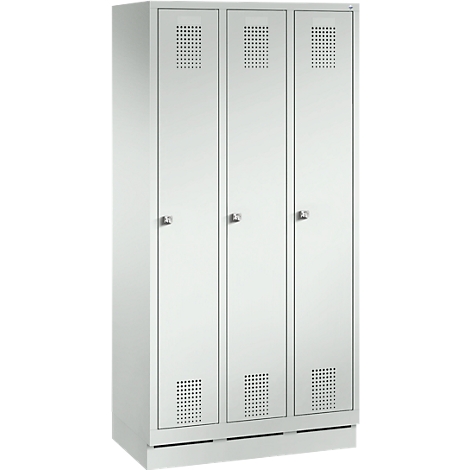 Taquilla de acero blanco de tres secciones con orificios de ventilación perforados y manijas plateadas.