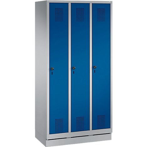Taquilla azul y gris con tres puertas, cerraduras y aberturas de ventilación.
