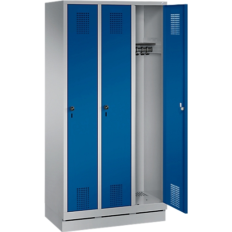 Un casillero de tres puertas con puertas azules y llaves. Una puerta está abierta, interior visible. Carcasa gris.