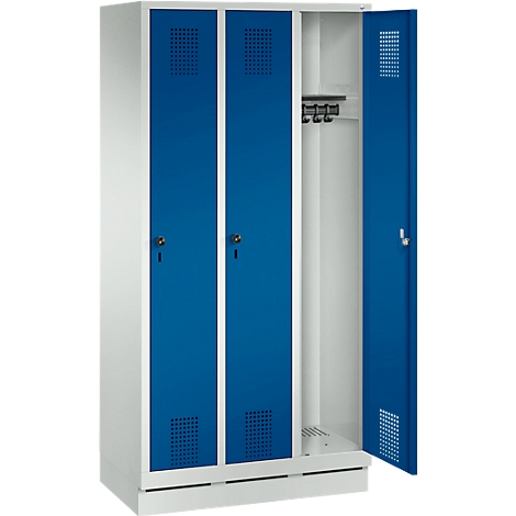 Taquilla de acero con puertas azules, una puerta está abierta. El armario tiene agujeros y una cerradura en cada puerta.