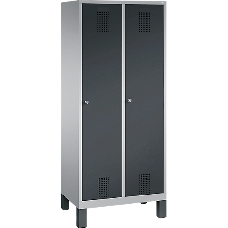 Armario gris de dos puertas con ranuras de ventilación y pequeños tiradores.
