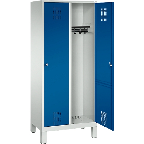 Un casillero pintado de blanco y azul con dos puertas, una de ellas abierta. En el interior: perchero y ganchos.