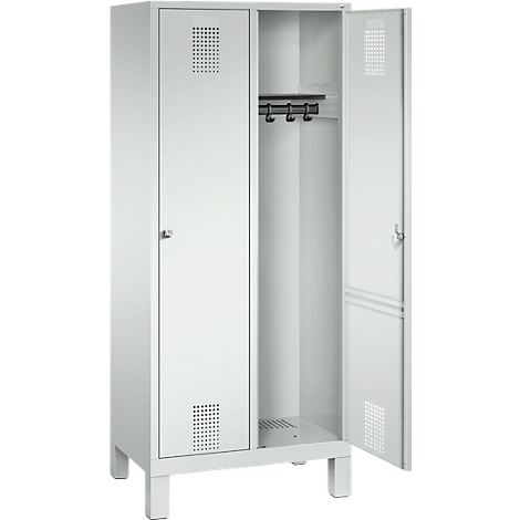 Taquilla blanca con puerta abierta. Se ven perchas en el interior.