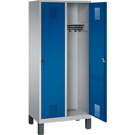 Un armario de acero azul abierto. En el interior, ganchos para la ropa, orificios de ventilación y una cerradura.