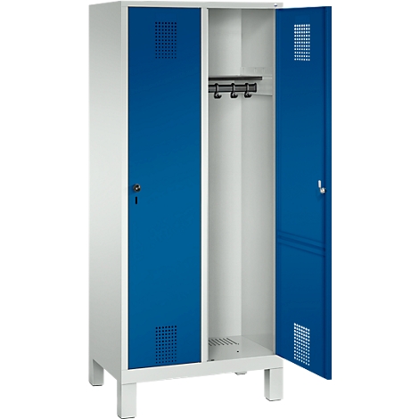 Un armario blanco con dos puertas azules, una abierta, ganchos, agujeros. De pie sobre patas blancas.