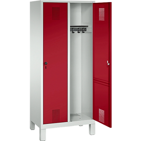 Un casillero rojo y blanco abierto. Ambas puertas abiertas, en el interior: perchero con ganchos.