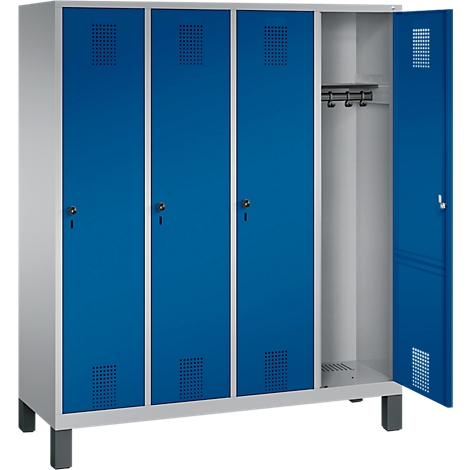 Armario con puertas azules, una puerta está abierta.