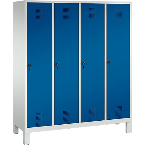 Armario con cuatro puertas azules, marcos blancos y aberturas de ventilación. Con cerraduras de llave y un marco blanco.
