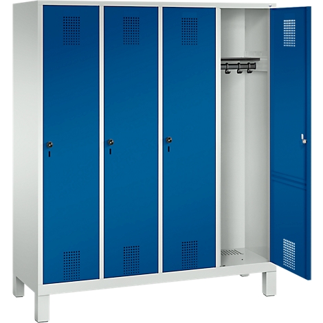 Taquilla blanca y azul, un compartimento abierto. Puertas azules con cerraduras de llave y ranuras de ventilación.