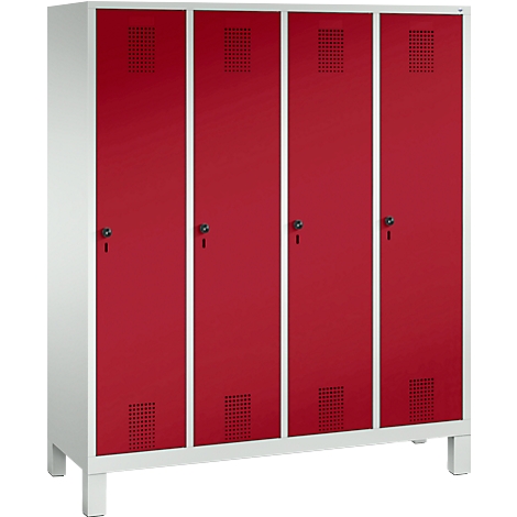 Armario rojo con cuatro puertas. Cada puerta tiene un pequeño patrón de agujeros y una cerradura. El armario está sobre patas.