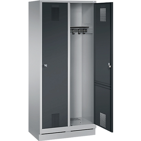 Taquilla gris y negra, una puerta abierta. Interior con ganchos para abrigos y ranuras de ventilación.