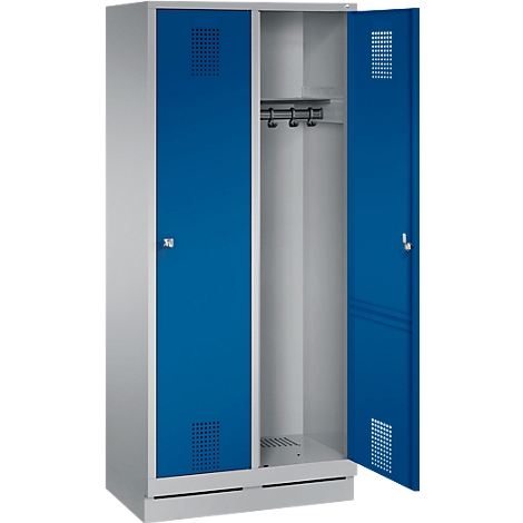 Un armario con dos puertas, una azul, la otra abierta. En el interior, una barra para colgar la ropa y ventilación.