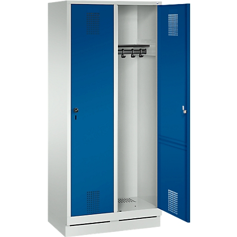 Un casillero azul y blanco con las puertas abiertas. En el interior, ganchos y ranuras de ventilación.