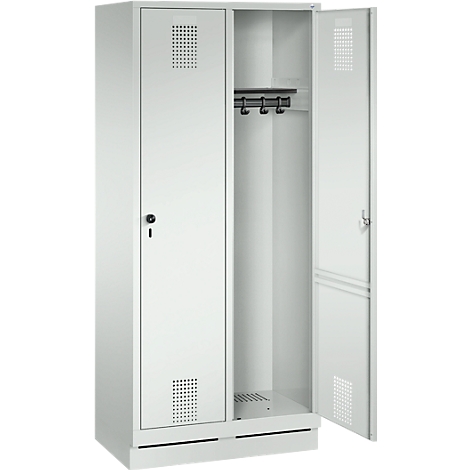 Taquilla de acero blanco con dos puertas, una abierta, con ganchos y ranuras de ventilación.