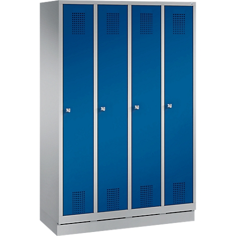 Un armario con cuatro puertas azules, agujeros cuadrados y manijas plateadas.