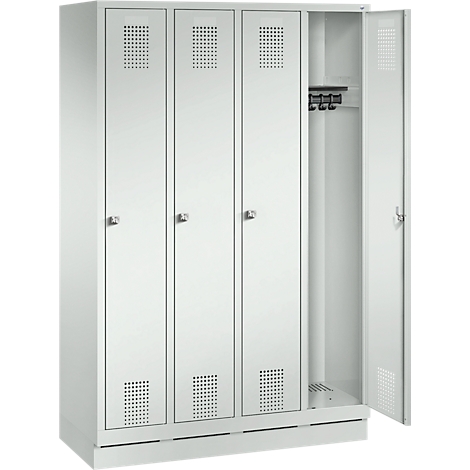 Un casillero blanco, una puerta abierta, otras cerradas.