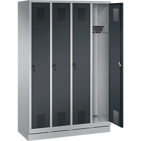 Taquilla con cuatro puertas cerradas. Una puerta está abierta. Puertas grises con ranuras de ventilación.