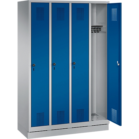 Un armario con cuatro puertas azules, una puerta está abierta. Cuerpo gris, manijas negras.